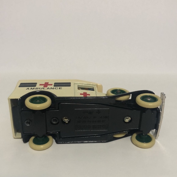 AMBULANCE by LlEDO ENGLAND “DAYS GONE” - Picture 7 of 8